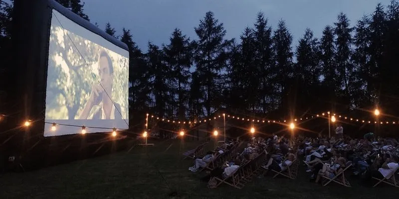Dlaczego warto wybrać się na kino plenerowe w letnie wieczory?