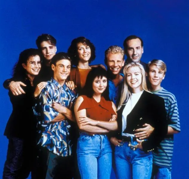 Gdzie obejrzeć serial Beverly Hills 90210? Platformy i dostępne opcje